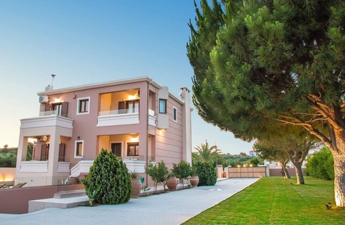 Galatas Villa | Private Heated pool★Close to the Beach★BBQ & Wifi