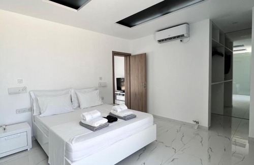 Anavyssos Villa | Private Pool House for 6 by Olivujoj