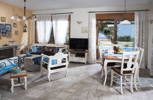 Piskopiano House | Private villa with heated pool and sea views