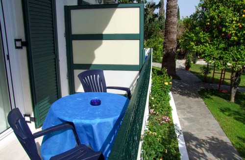 Sivota Apartment | Quad with garden view