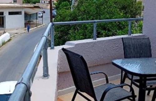 Vatolakkos House | Quadruple Room with Terrace - George & Helen's House