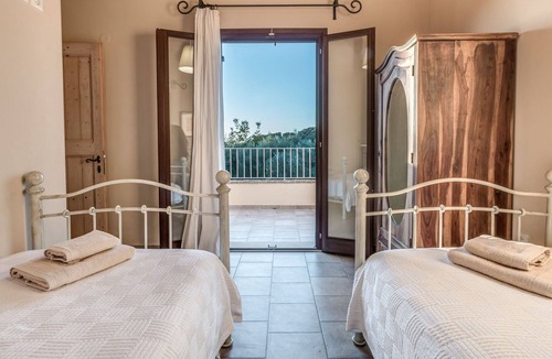 Kavvadades Villa | R 3099 Villa Fell With Air Conditioning.Coffee Facilities & Bottle of Wine