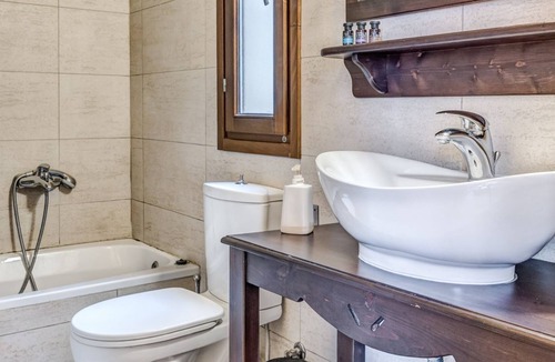Kavvadades Villa | R 3100 Villa Felman With Maid Service : Two times weekly.Mountain View & Bath Amenitie
