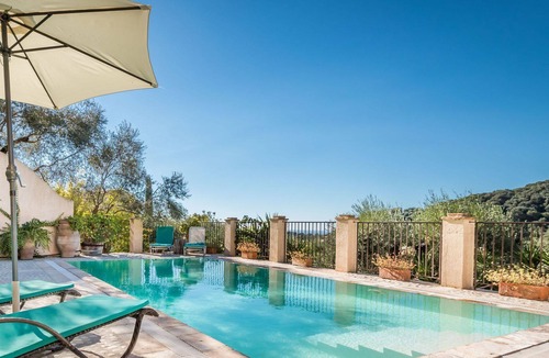 Kavvadades Villa | R 3100 Villa Felman With Maid Service : Two times weekly.Mountain View & Bath Amenitie
