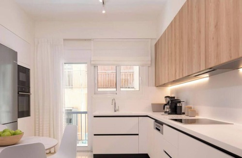 Piraeus Apartment | Radiant 3BR in Pireas Near Marina Zeas & Metro!