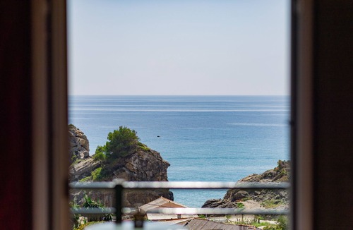 Sinarades Apartment | Rainbow Duplex House, Pelekas Beach, 40 meters from the sea