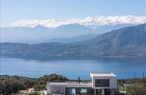 Akrotiri Villa | Retreat to Ethereal Luxury and Wellness: by etouri
