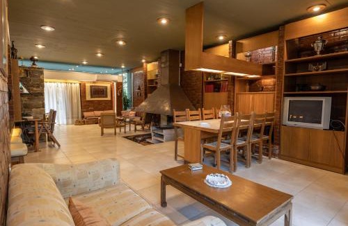 Rafina-Pikermi House | Retro House