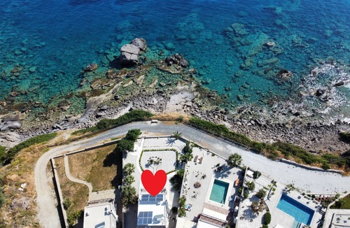 Achlia House | Right on the cliff: wonderfully quiet, luxuriously private stone house