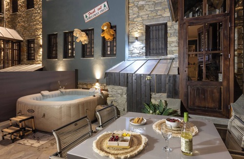 Nymfaio Villa | Rock Dandy La Maison De L’Ours | Top Fireplace Retreat