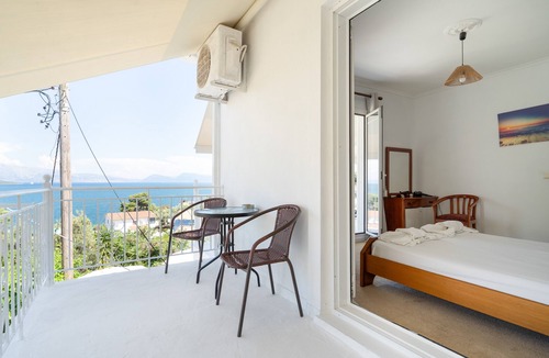 Episkopos Apartment | Room '1st Floor' with Sea View, Shared Pool and Wi-Fi