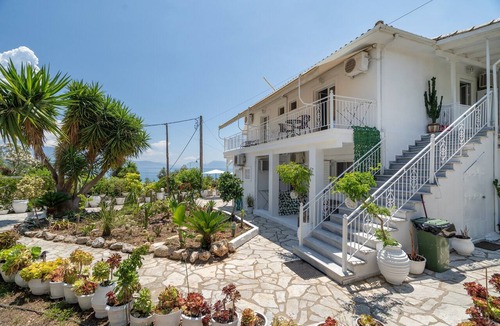 Episkopos Apartment | Room 'Ground Floor' with Sea View, Shared Pool and Wi-Fi