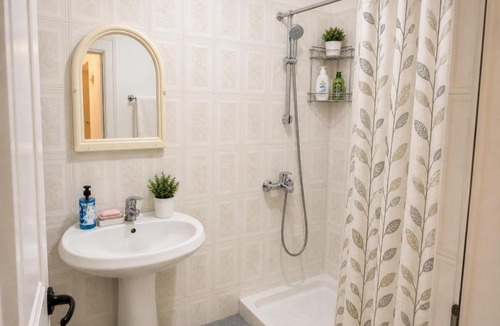 Borsh Apartment | Room in Borsh D