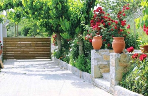 Kamariotis House | Rose Hedge
