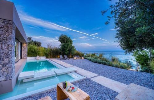 Agios Matthaios House | Rouvelas Waterfront Nest