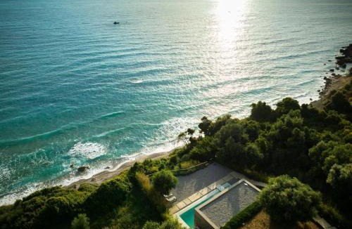 Agios Matthaios House | Rouvelas Waterfront Nest