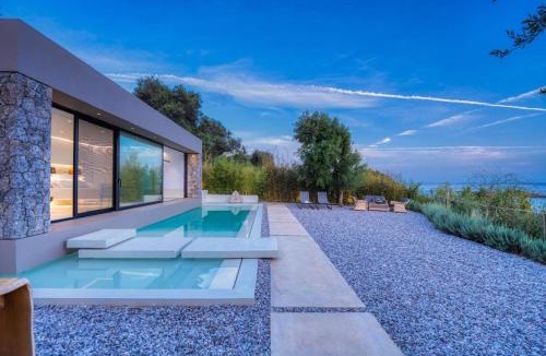 Agios Matthaios House | Rouvelas Waterfront Nest