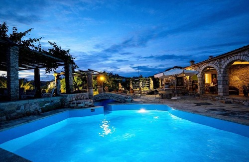Nea Tenedhos Apartment | Saltos Apartment 2 - Pool & Garden Getaway