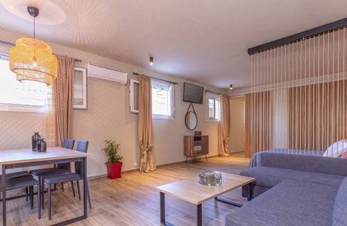 Ipsos Apartment | ⭐ Sandy Suite⭐ Elegant apt with Hot tub 10min walk to Ipsos Beach
