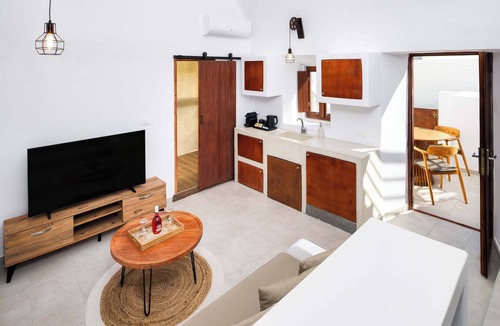 Akrotiri Apartment | Santorini Luxury Suite w/Rooftop HotTub & SeaView
