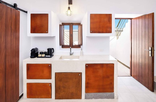 Akrotiri Apartment | Santorini Luxury Suite w/Rooftop HotTub & SeaView