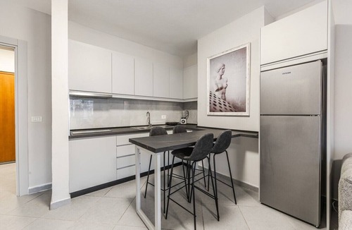 Qender Apartment | Saranda Seaview Stay | City Center by PikHost