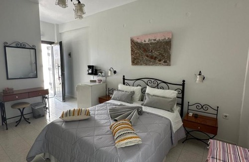 Kimolos House | Sardis Rooms