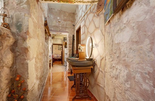 Krouson House | School House 1922 – Historic Villa with Rooftop Terrace, Telescope & Mountain View