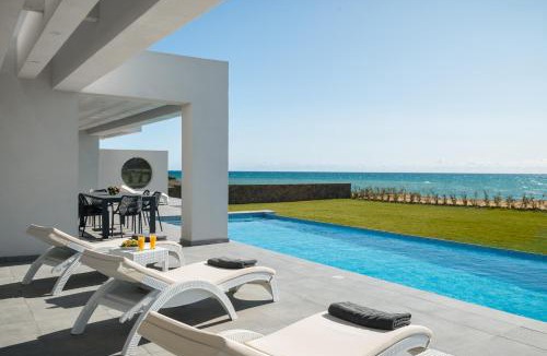 Chalikounas Villa | Seafront Villa Nafsika - Private Heated infinity Pool - Direct access to the beach - Play area