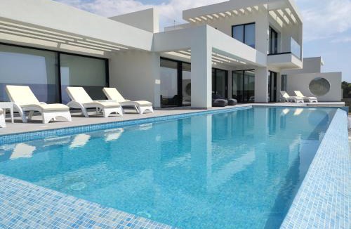 Chalikounas Villa | Seafront Villa Nafsika - Private Heated infinity Pool - Direct access to the beach - Play area