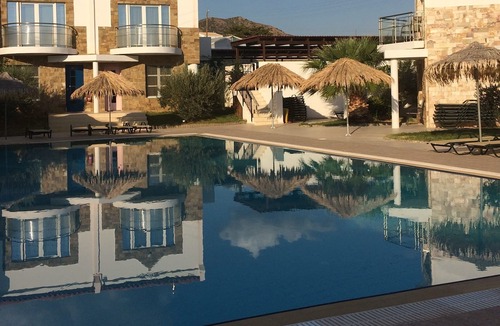 Pilalimata House | Self catering 2 Bedroom villa with pool, sea and mountain views, 5 mins to beach