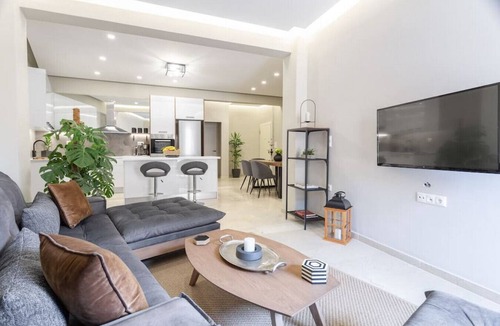 Kinosargous Apartment | Spacious 3-BDR Family APT near Acropolis, Netflix!