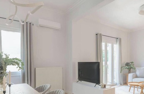 Vyronas Apartment | Spacious 3br Retreat w/2 baths + fast Wi-Fi