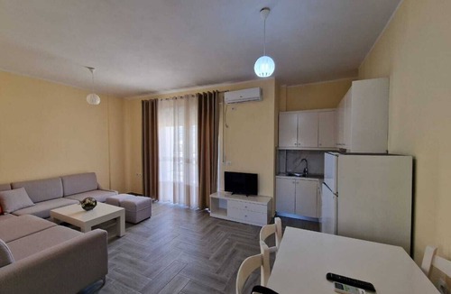 Orikum Apartment | Spacious 4-bedroom apartment with AC, WiFi in brilliant Radhimë