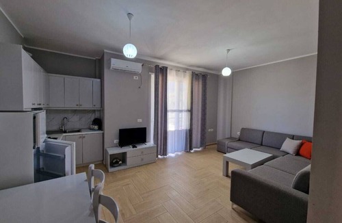 Orikum Apartment | Spacious 4-bedroom apartment with AC, WiFi in brilliant Radhimë