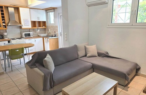 Marousi Apartment | Spacious cosy studio w/100mbps Fiber@Home WiFi in very safe & quiet area!