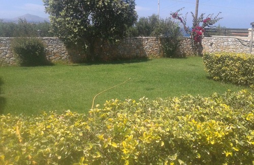 Kalyves Apartment | Spacious garden room near the sea