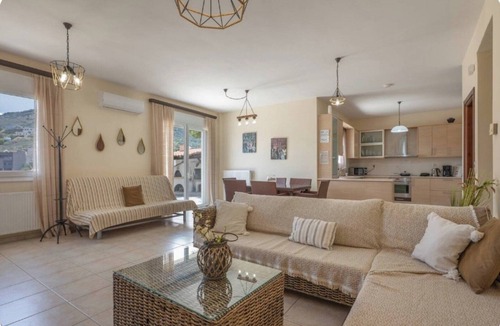 Agia Pelagia House | SPACIOUS HOUSE WITH PRIVATE POOL 5' WALKING TO THE BEACH: VILLA MELENIA 1