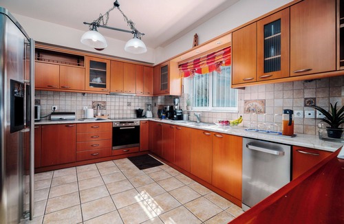 Vari Villa | Spacious Villa with pool 500m from Beach