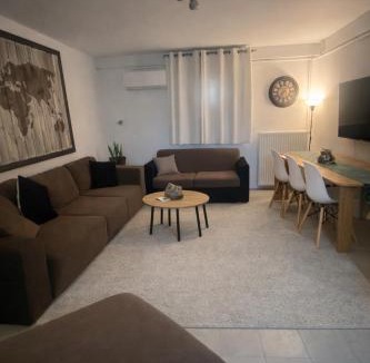 Vatos Apartment | Spacius Garden flat ,1km from the beach , Sleeps 5 ,by likeyourhome