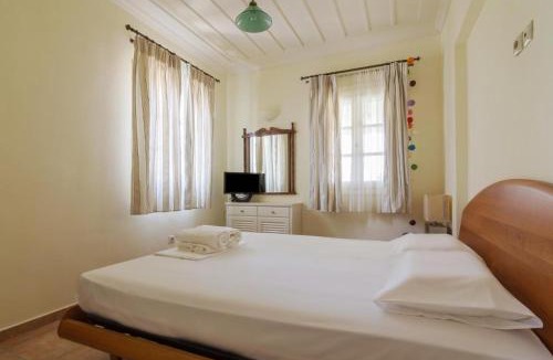 Agii Anargiri Apartment | Spetses Breeze Apartment by Bee Home