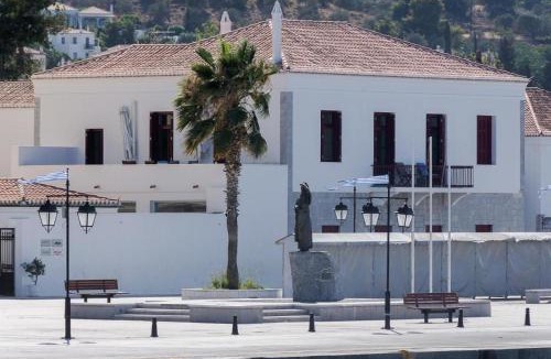 Agii Anargiri Apartment | Spetses Breeze Apartment by Bee Home