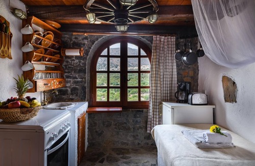 Mavrikiano House | Steinhaus Erato Privater Pool Landschaftliche Kretische Ansichten by Interhome