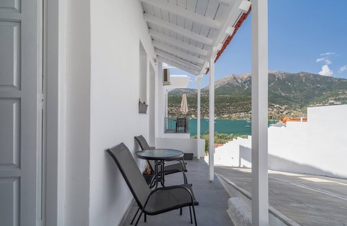 Geni Apartment | Studio Apartment 'Chakalaka - with Sofa Bed 4' with Mountain View, Wi-Fi and Air Conditioning