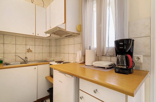 Mesolongi Apartment | Studio Apartment 'Flo's 1' with Shared Garden, Wi-Fi and Air Conditioning
