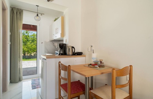Mesolongi Apartment | Studio Apartment 'Flo's 8' with Shared Garden, Wi-Fi and Air Conditioning