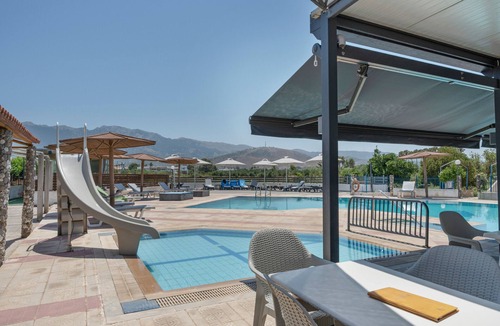 Tingaki Apartment | Studio Apartment 'Golden Sun 3' with Sea or Garden View, Shared Pool and Wi-Fi