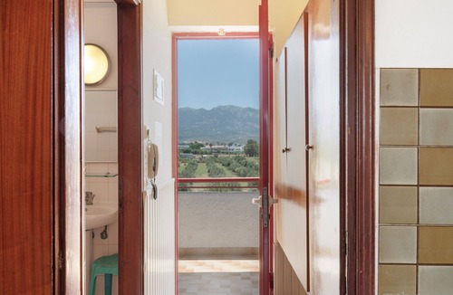 Tingaki Apartment | Studio Apartment 'Golden Sun 1' with Sea View, Shared Pool and Wi-Fi