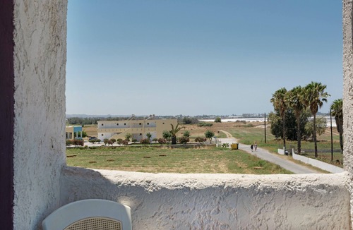 Tingaki Apartment | Studio Apartment 'Golden Sun 1' with Sea View, Shared Pool and Wi-Fi