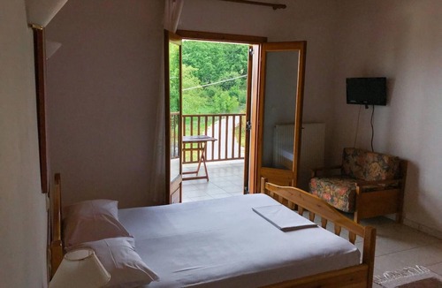 Lake Plastiras Apartment | Studio Apartment 'Hotel Antigoni Triple Room 14' with Lake View, Wi-Fi and Air Conditioning